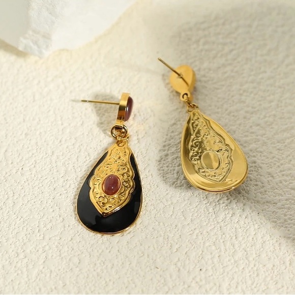 ◾️18K Gold Plated Opal Black Enamel Dangle Earring - Picture 4 of 6